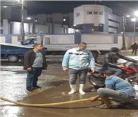 سيارات حي شرق مدينة شبين الكوم ترفع تجمعات مياه الأمطار من الميادين