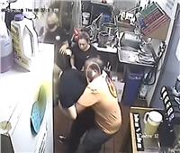 رجل ينقذ صبيا من الاختناق بسبب ساندويتش|فيديو