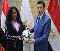 وزير الرياضة يبحث سبل التعاون مع «كاف و فيفا »