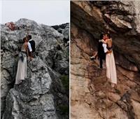 زوجان يتسلقان أعلى قمة جبل للاحتفال بزفافهم| صور 