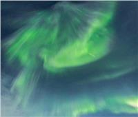 ظهور أضواء ساطعة للشفق القطبي بسماء ترومسو بالنرويج  