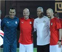 رئيس فيفا يرتدي قميص منتخب مصر في مباراة استعراضية 