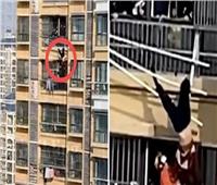 «حبل غسيل» ينقذ عجوزًا صينية كادت تسقط من الدور الـ19| فيديو