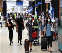 السياح يسارعون لمطار جوهانسبرج بعد إعلان عدة دول تعليق الرحلات من جنوب إفريقيا