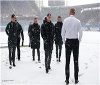 شاهد الثلوج تؤجل مباراة بيرنلي وتوتنهام بالدوري الإنجليزي