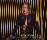 أليكسيا بوتياس تحصد جائزة الكرة الذهبية للسيدات