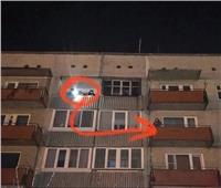 سيدة ستينية تتسلق شرفات بناية سكنية هربًا من الشرطة