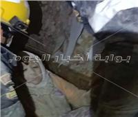 إصابة عجوز في انهيار سقف عقار بالإسكندرية| صور