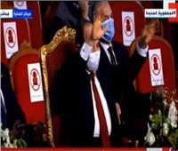 الرئيس السيسي يقدم التحية لفريق من متحدي الإعاقة السمعية برفع الأيدي