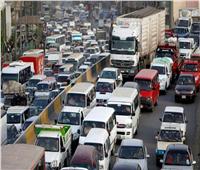 كثافات مرورية متوسطة على المحاور والطرق الرئيسية بالقاهرة والجيزة