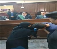 سفاح الإسماعيلية يقبل قدم أمه.. ومحامي الضحية يطالب بالقصاص