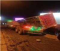 انقلاب سيارة نقل بمقطورة بطريق الإسكندرية الصحراوي| صور