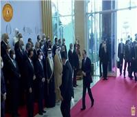 لحظة وصول الرئيس السيسي مقر انطلاق المنتدى العالمي للتعليم العالي | فيديو