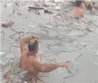 شرطيان يلقون بأنفسهم في بحيرة جليدية لإنقاذ كلب| فيديو