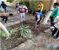 تلاميذ المقارين الابتدائية بقنا يغرسون ١١٠ أشجار بحديقة وفناء مدرستهم