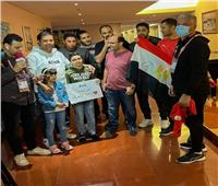 وائل جمعة يسلم مشجع مصري «تيشرت زيزو»