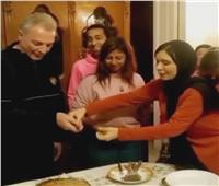 فيديو| دينا تحتفل بعيد ميلاد محمود حميدة في "نقل عام"