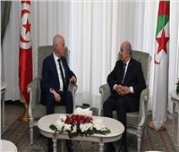 الرئيس الجزائري يصل تونس وقيس سعيد في استقباله