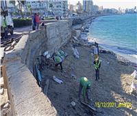 طفو مخلفات أخشاب على مياه شاطئ السلسلة في الإسكندرية .. والمحافظ يتدخل 
