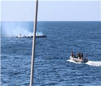 البحرية الأمريكية تنشر فيديو إنقاذ بحارة من قارب مشتعل في خليج عمان