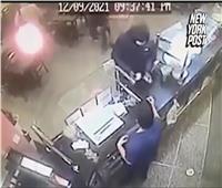 طفل يطلق النار على وجه لص لإنقاذ والدته ومطعمهم من السرقة| فيديو