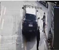 امرأة تتعرض لهجوم داخل سيارتها في محطة وقود بالصين |فيديو