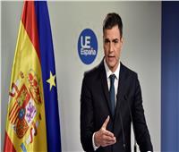 رئيس الوزراء الإسباني يدعو إلى توخي الحذر مع انتشار متحور «أوميكرون» 