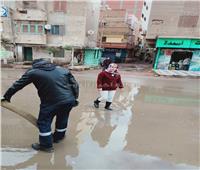 صور | قيادات المحليات من السيدات في شوارع زفتى لمتابعة رفع مياه الأمطار