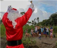 بابا نويل يوزع هداياه عبر أقاربه في نهر الأمازون