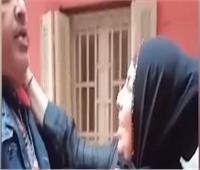 «حقك عليا ياوائل».. فيديو صادم لمواطن يهين سيدة ويصفعها أمام أولادها