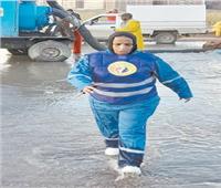 نسرين.. «سوبر وومان» الإسكندرية.. متطوعة لشفط مياه الأمطار من الشوارع
