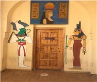 طلاب«سياحة المنصورة» يجملون جدران الكلية بإبداعات عن الحضارة المصرية 