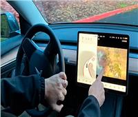 «تسلا» تمنع السائقين من ألعاب الفيديو أثناء القيادة| فيديو