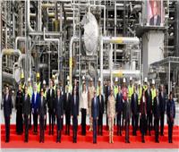 الرئيس يلتقط صورة تذكارية مع العاملين بمصنع اليوريا ونترات الأمونيا