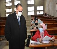 نائب رئيس جامعة عين شمس يتفقد لجان الامتحانات بكلية البنات