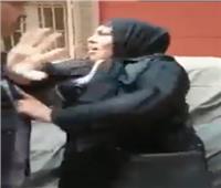 بلطجي يعتدي على سيدة أمام أطفالها بالوراق في الجيزة| فيديو