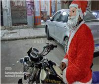 بابا نويل قنا يوزع الهدايا على الأطفال والزبائن يلتقطون صور السيلفي | صور
