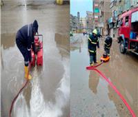 رجال الشرطة يواجهون الأمطار ويساعدون المواطنين على الوصول لمنازلهم| صور 