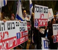 المئات يتظاهرون أمام منزل نفتالي بينيت.. ويتهمونه بـ«تدمير إسرائيل»