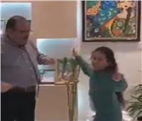 طبيب عراقي يراقص طفلة مريضة بالسكري على أنغام أغنية شهيرة     