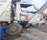مصرع عامل وسائق بمجلس مدينة المنيا بسبب تصادم سيارة نقل بعمود إنارة