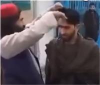 لسبب غريب.. عناصر طالبان تعتدي على شاب أفغاني وتقص شعره | فيديو