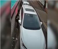 سائق صيني «يركن» سيارته بيديه بطريقة مضحكة |فيديو