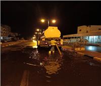 مياه البحر الأحمر تبدأ في سحب تراكمات الأمطار بمدينة سفاجا
