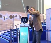 يوسف الحسيني يلتقي الروبوت «Duet» الذي رحب بالرئيس السيسي خلال المنتدى