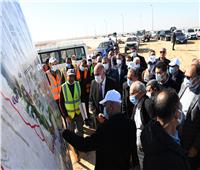 وزير النقل ومحافظ قنا يتفقدان مشروع إزدواج الطريق الصحراوي الشرقي 