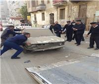صور| مصادرة «شيش» ورفع سيارات متهالكة في روض الفرج