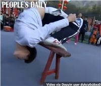 شاب صيني يمارس تمارين رياضية «مستحيلة»| فيديو