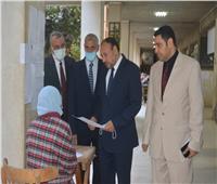 نائب رئيس جامعة الأزهر يتفقد امتحانات الترم الأول بكليات البنات في أسيوط