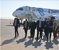 وصول أولى رحلات  مصر للطيران إلى مطار الخارجة بالوادي الجديد